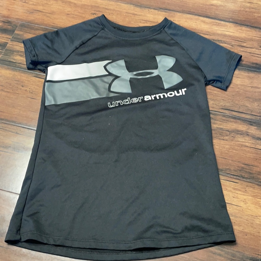 Under armor black T-shirt size small
